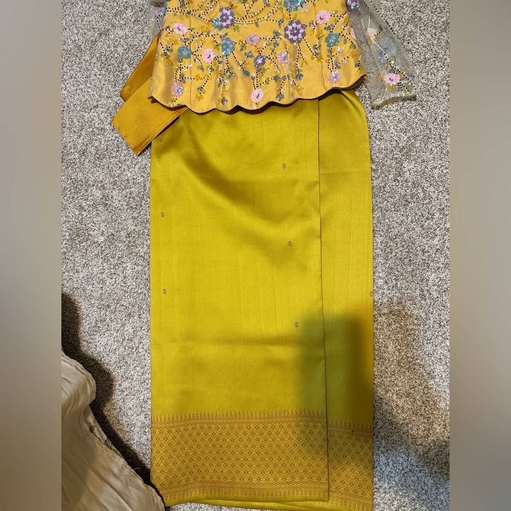 Cambodian traditional outfit - Picture 9 of 13